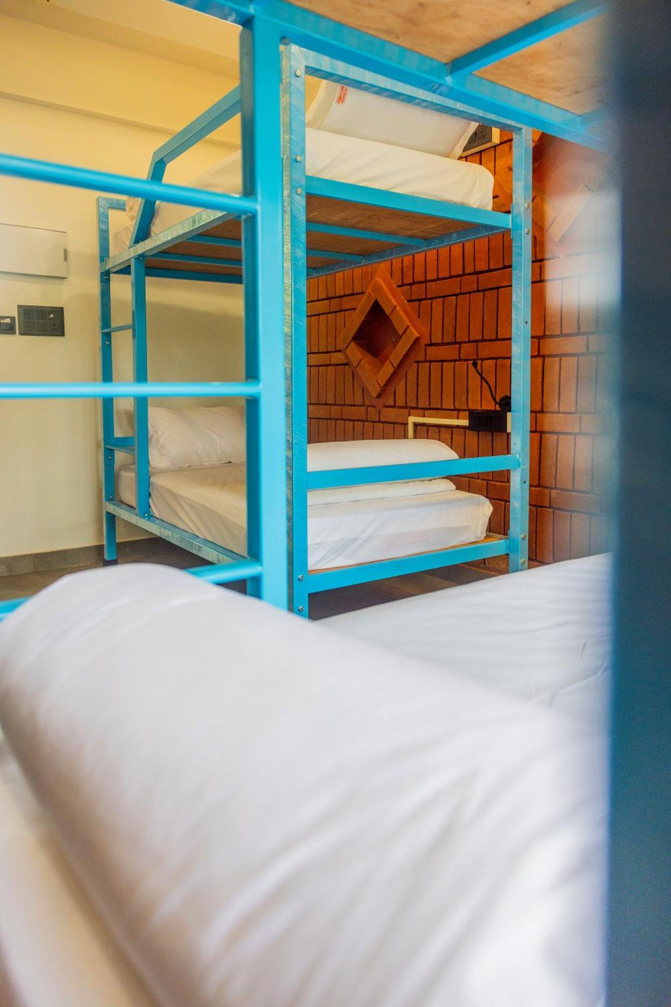 Downtown Hostels - Anjuna Bagian luar foto