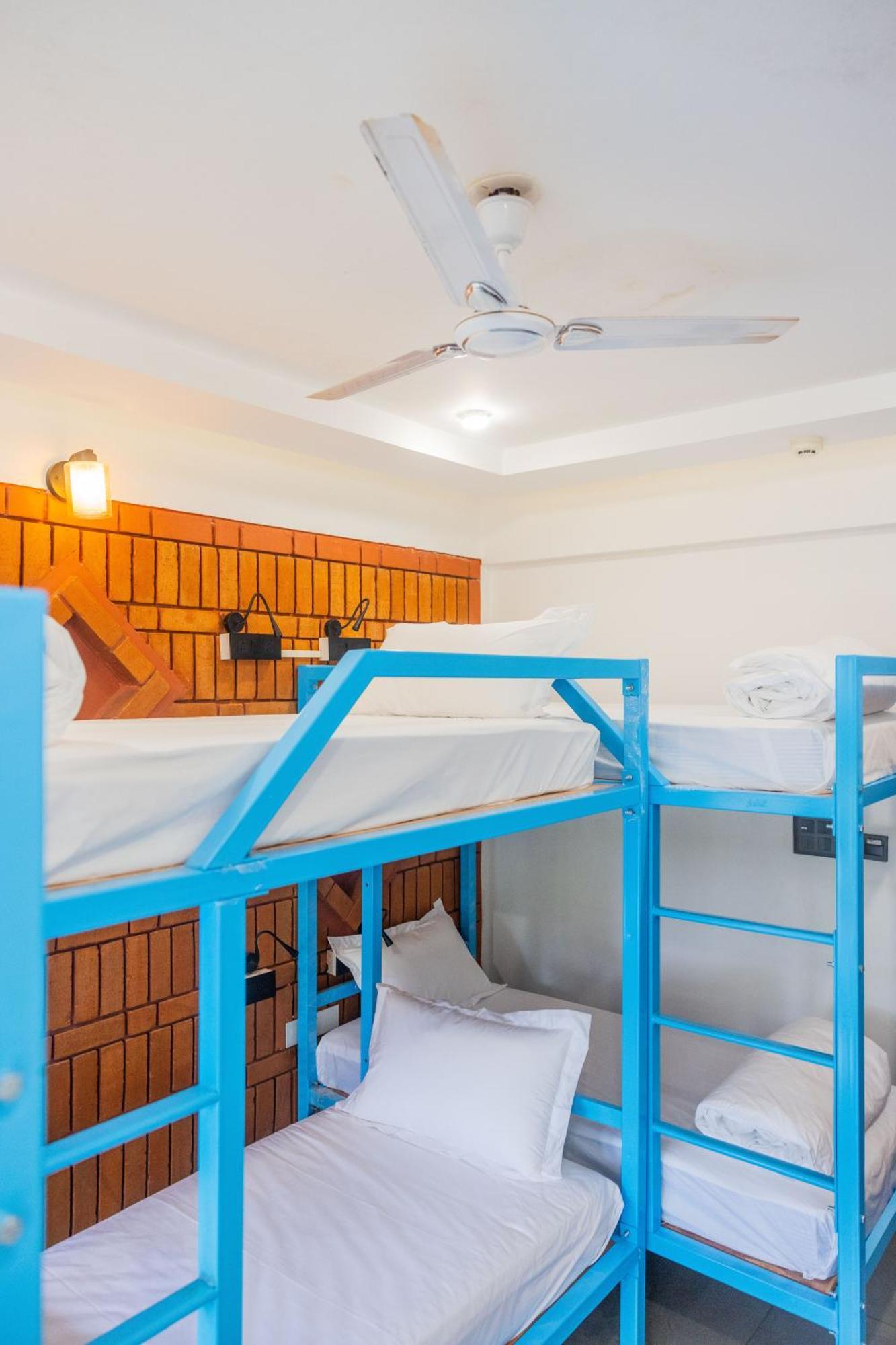 Downtown Hostels - Anjuna Bagian luar foto